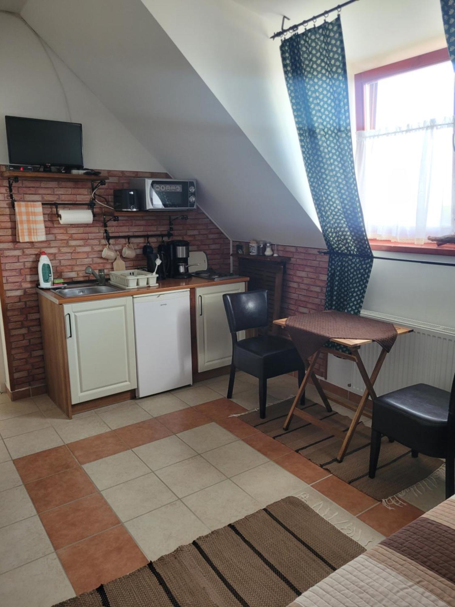 Totvar Lovas Szallashely Kovagotottos Buitenkant foto