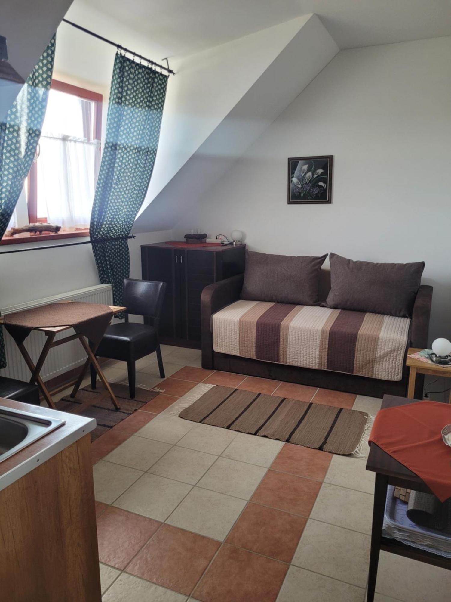Totvar Lovas Szallashely Kovagotottos Buitenkant foto